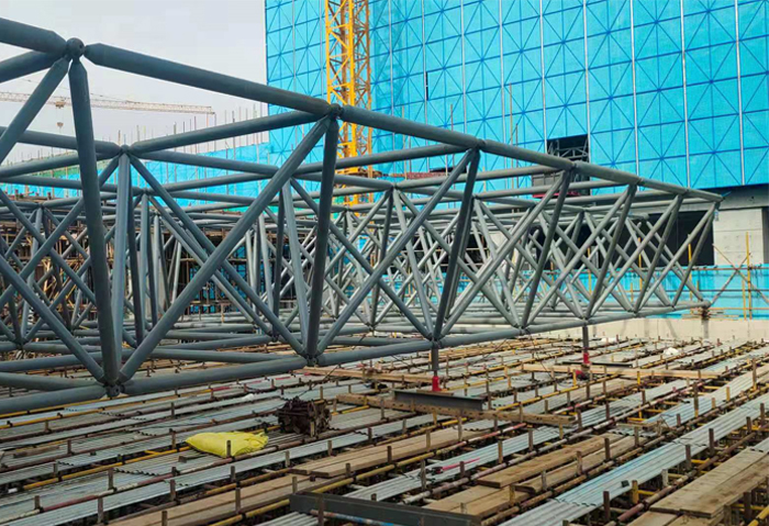 石河子济南高铁东总部基地2号楼网架